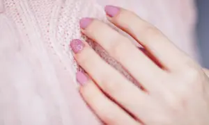 Manicure kombinowany – co to znaczy i dlaczego warto go wypróbować?