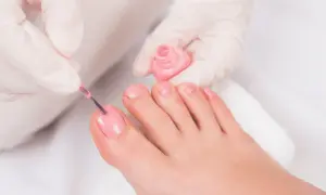 Ile trwa manicure pedicure? Czas trwania różnych zabiegów na paznokcie