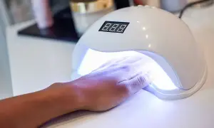 Manicure hybrydowy: lampa LED czy UV - która jest lepsza dla Ciebie?