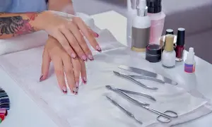 Co jest potrzebne do manicure tytanowego? Kluczowe akcesoria i produkty.