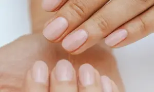 Manicure leczniczy: jak poprawić zdrowie paznokci i skórek?