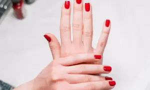 Manicure hybrydowy z nadbudową – wszystko, co musisz wiedzieć o tej technice.