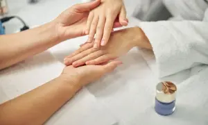 Manicure SPA na czym polega? Wszystko o zabiegu, korzyściach i przeciwwskazaniach