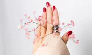 Chiński manicure – co to jest i dlaczego warto go wypróbować?