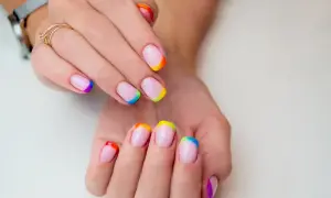 Jak zrobić french manicure z paskami - łatwy sposób na eleganckie paznokcie