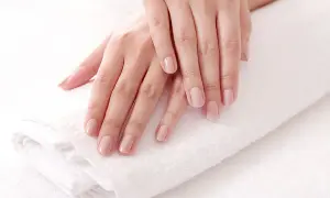 Czym jest manicure klasyczny? Poznaj etapy, zalety i przeciwwskazania