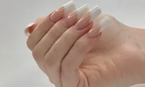 Manicure hybrydowy french – co to jest, jak wygląda i jakie ma zalety?