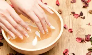 Jak poprawnie moczyć paznokcie przed manicure, aby uzyskać najlepsze rezultaty