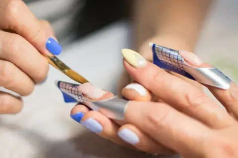 Manicure żelowy – wszystko, co musisz wiedzieć o tej stylizacji paznokci