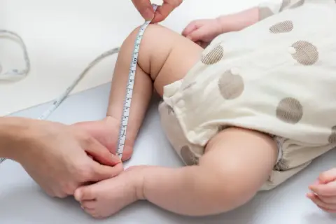 Jak sprawdzić rozmiar buta niemowlaka i zapewnić mu komfort i swobodę