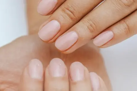 Manicure leczniczy: jak poprawić zdrowie paznokci i skórek?