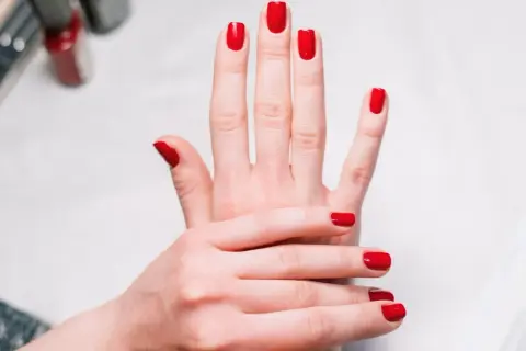 Manicure hybrydowy z nadbudową – wszystko, co musisz wiedzieć o tej technice.