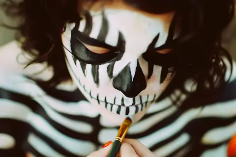 Jak zrobić makijaż szkieleta, który zaskoczy na każdej imprezie Halloweenowej