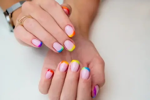 Jak zrobić french manicure z paskami - łatwy sposób na eleganckie paznokcie