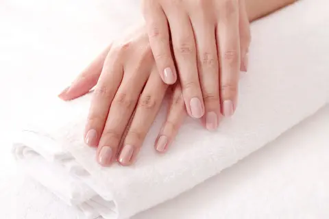 Czym jest manicure klasyczny? Poznaj etapy, zalety i przeciwwskazania