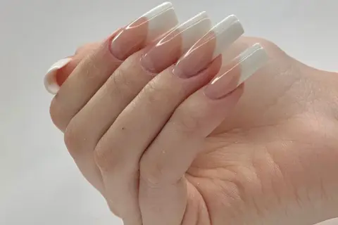 Manicure hybrydowy french – co to jest, jak wygląda i jakie ma zalety?