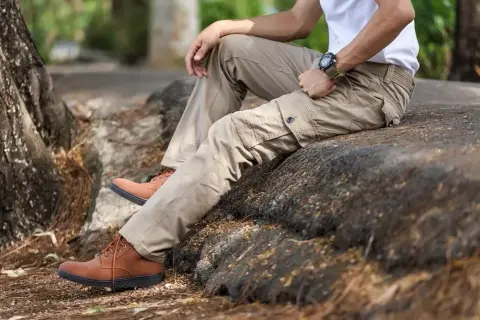 Jakie buty do beżowych spodni męskich? Wybierz idealny styl na każdą okazję
