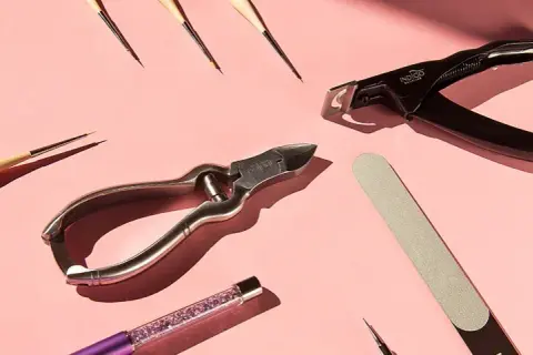 Jak dezynfekować narzędzia do manicure, aby uniknąć zagrożeń dla zdrowia?
