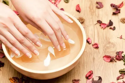 Jak poprawnie moczyć paznokcie przed manicure, aby uzyskać najlepsze rezultaty
