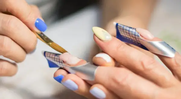 Manicure żelowy – wszystko, co musisz wiedzieć o tej stylizacji paznokci