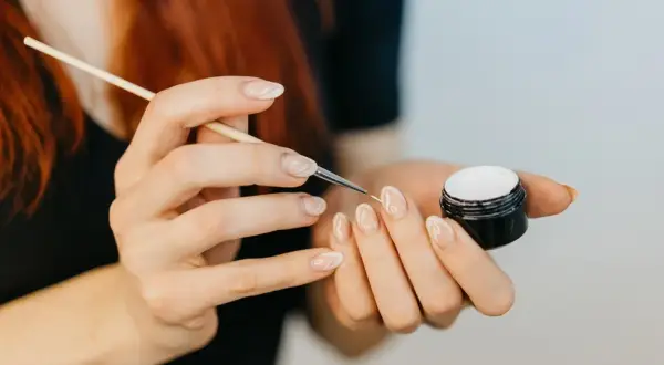 Manicure żelowy krok po kroku: proste instrukcje na perfekcyjny efekt