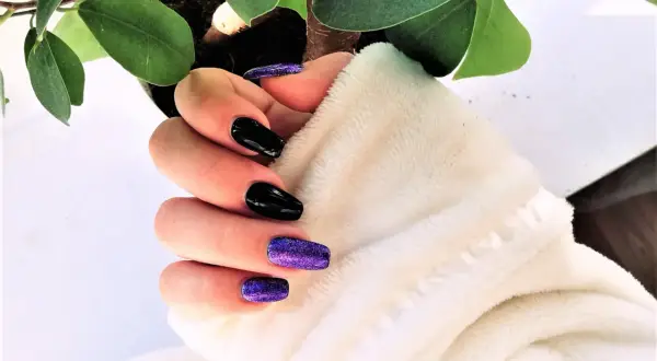 Manicure winylowy czy hybrydowy – który wybór nie zrujnuje twoich paznokci?