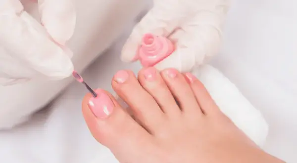Ile trwa manicure pedicure? Czas trwania różnych zabiegów na paznokcie