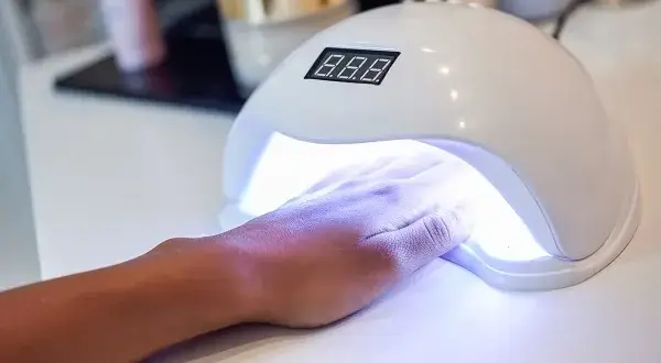 Manicure hybrydowy: lampa LED czy UV - która jest lepsza dla Ciebie?