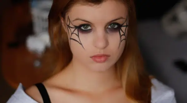 Prosty makijaż na Halloween - instrukcje, które zachwycą każdego!