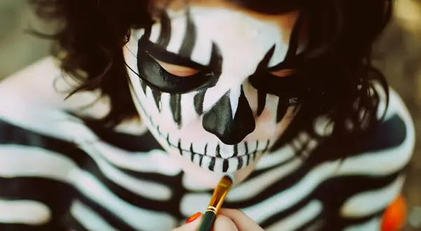 Jak zrobić makijaż szkieleta, który zaskoczy na każdej imprezie Halloweenowej