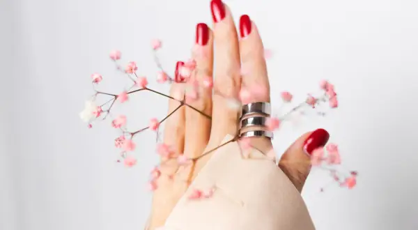 Chiński manicure – co to jest i dlaczego warto go wypróbować?