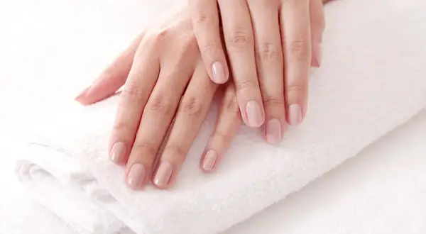 Czym jest manicure klasyczny? Poznaj etapy, zalety i przeciwwskazania