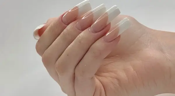 Manicure hybrydowy french – co to jest, jak wygląda i jakie ma zalety?