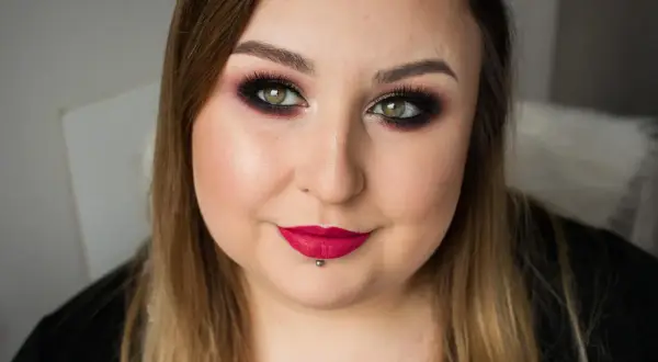 Jak zrobić makijaż studniówkowy krok po kroku – stwórz doskonały look