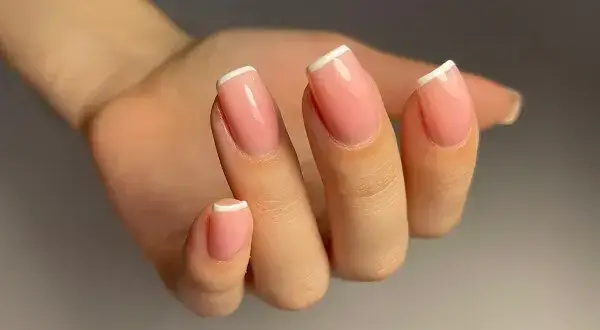 Ile kosztuje french manicure? Zobacz, co wpływa na ceny w salonach