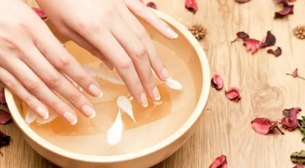 Jak poprawnie moczyć paznokcie przed manicure, aby uzyskać najlepsze rezultaty