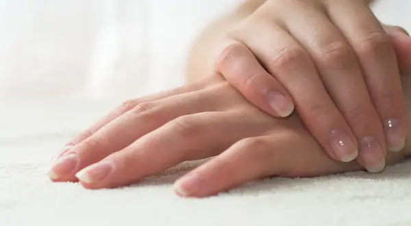 Manicure biologiczny: kluczowe informacje, zalety i przeciwwskazania