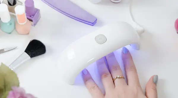 Jak używać urządzenia do manicure i pedicure? Zrób to bezbłędnie!