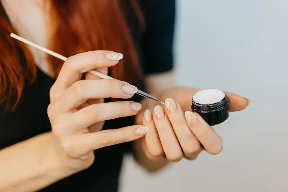 Manicure żelowy krok po kroku: proste instrukcje na perfekcyjny efekt