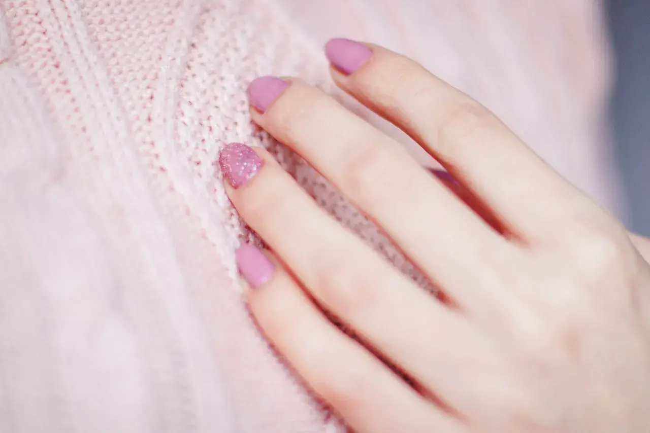 Manicure kombinowany – co to znaczy i dlaczego warto go wypróbować?