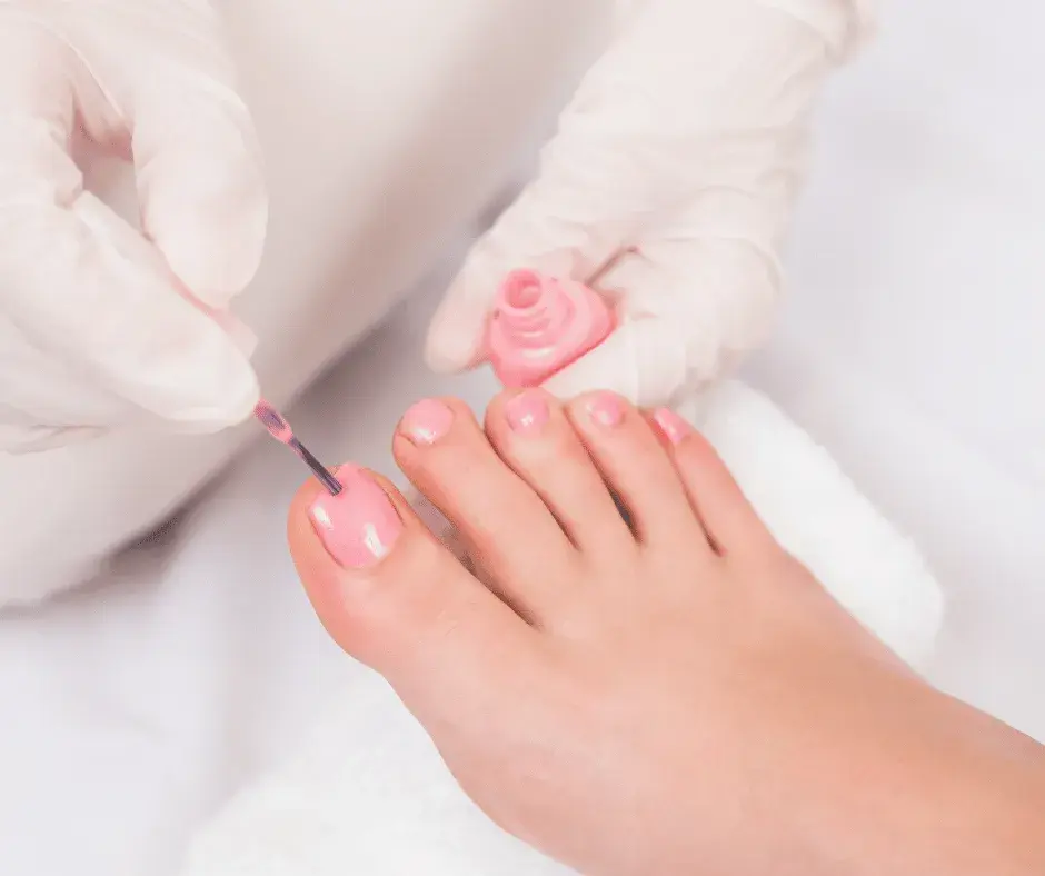 Ile trwa manicure pedicure? Czas trwania różnych zabiegów na paznokcie