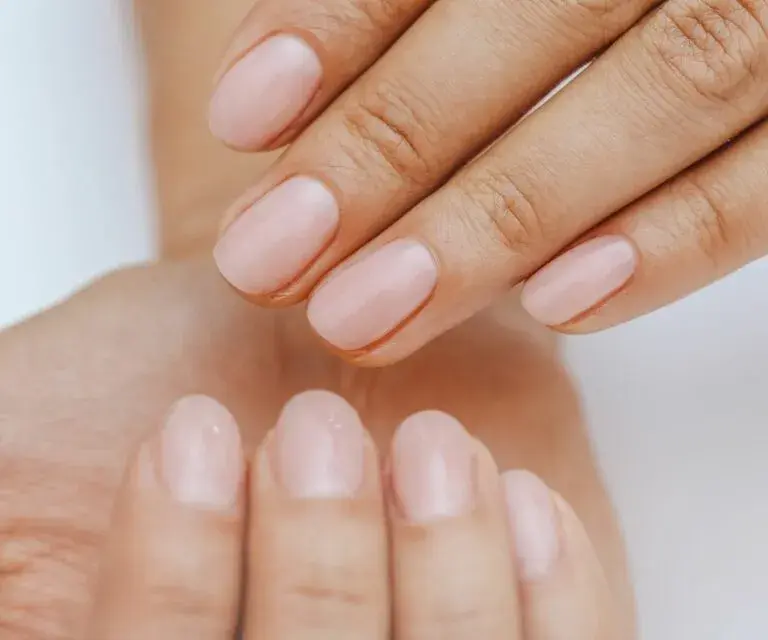 Manicure leczniczy: jak poprawić zdrowie paznokci i skórek?