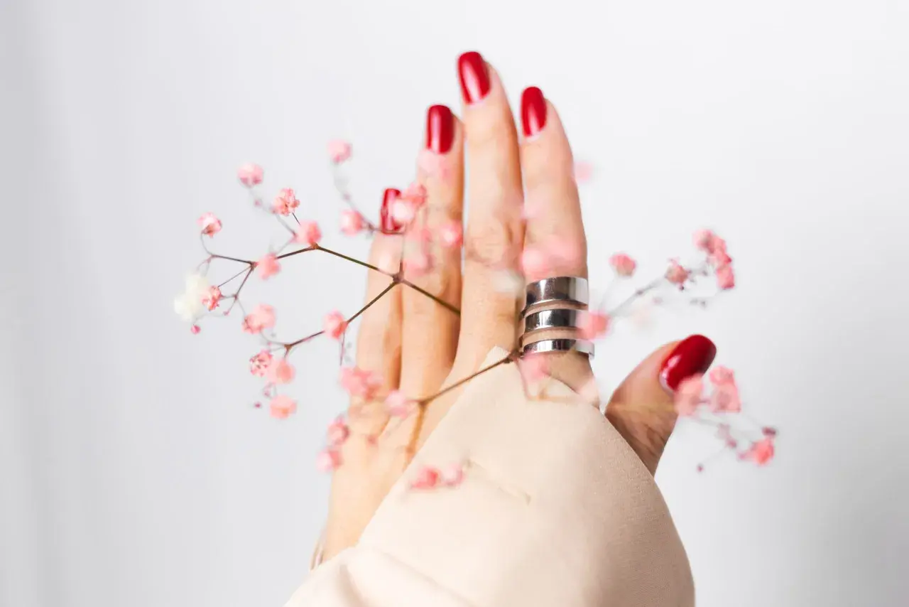 Chiński manicure – co to jest i dlaczego warto go wypróbować?