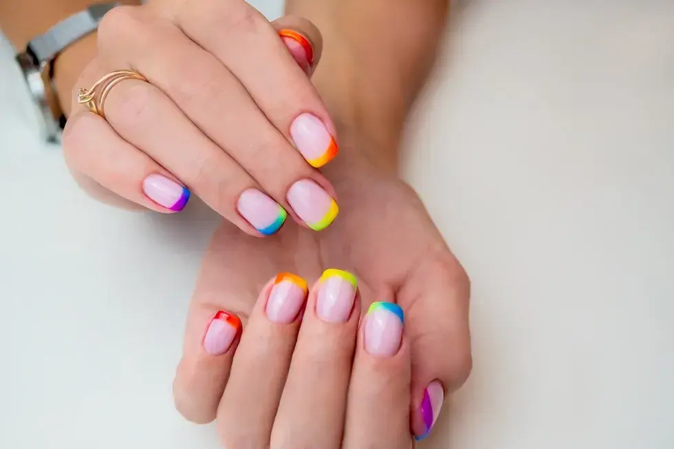 Jak zrobić french manicure z paskami - łatwy sposób na eleganckie paznokcie