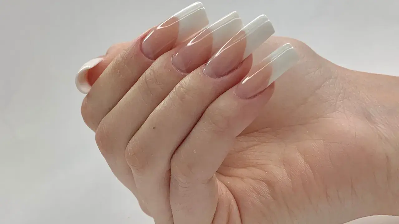 Manicure hybrydowy french – co to jest, jak wygląda i jakie ma zalety?