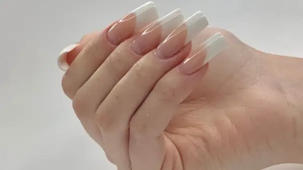 Manicure hybrydowy french – co to jest, jak wygląda i jakie ma zalety?